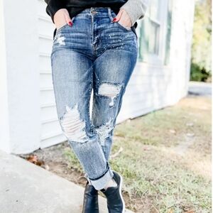 Judy Blue Freckled Out Bleached Boyfriend Jeans with Distressed Details